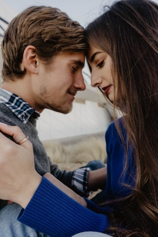 6 Unmistakable Signs this man wants to be with you